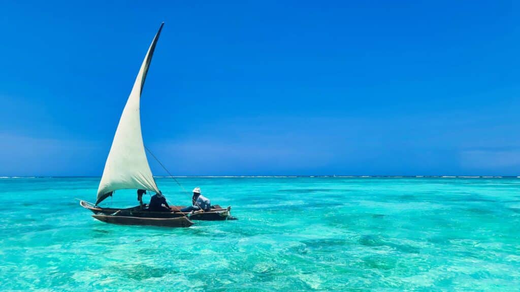 Differenza tra Tanzania e Zanzibar: safari, mare ed itinerari 4 Zanzibar barca locale