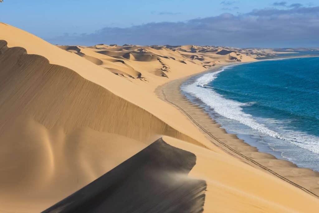 Viaggi di nozze avventurosi: 10 destinazioni per una luna di miele unica 7 Sandwich Harbour namibia