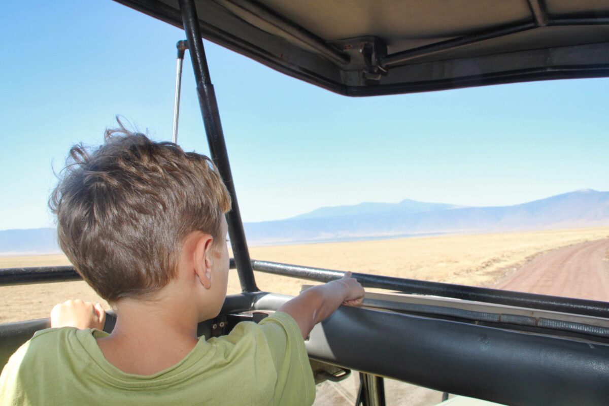 Bambino durante un safari in Tanzania